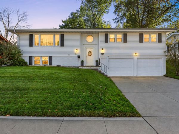1355 McGowan Blvd , Marion, IA 52302