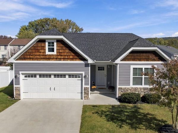 141 VILLAGE CIRCLE , HARPERS FERRY, WV 25425