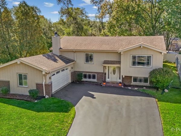 418 N Regal Court , Addison, IL 60101