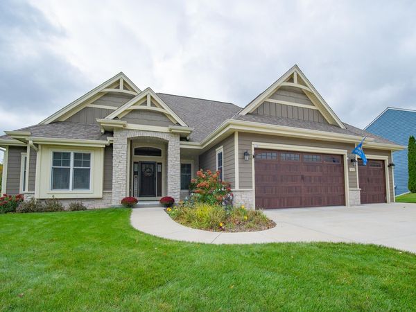 1525 Highlandview Dr, West Bend, WI 53095