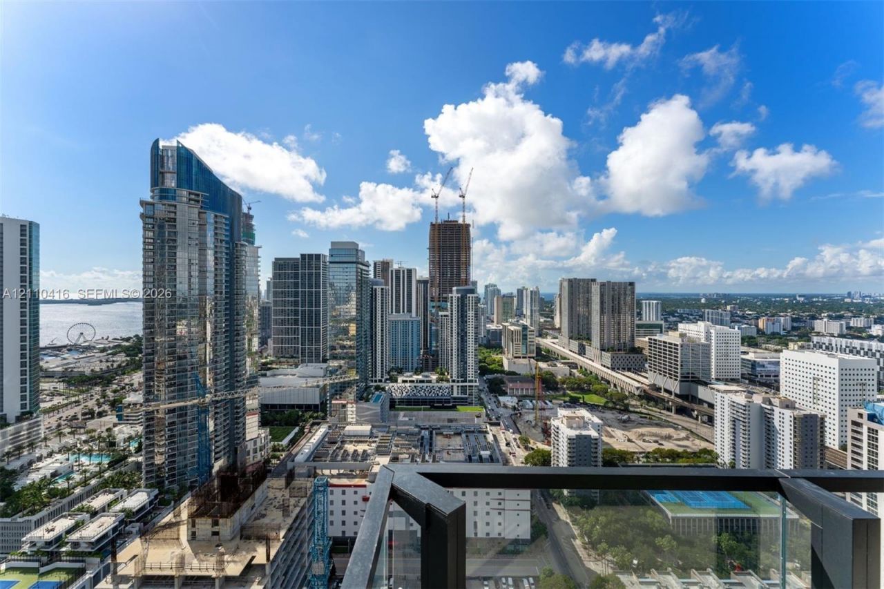 20 NE 11 , Unit 4208, Miami, FL 33132 Photo