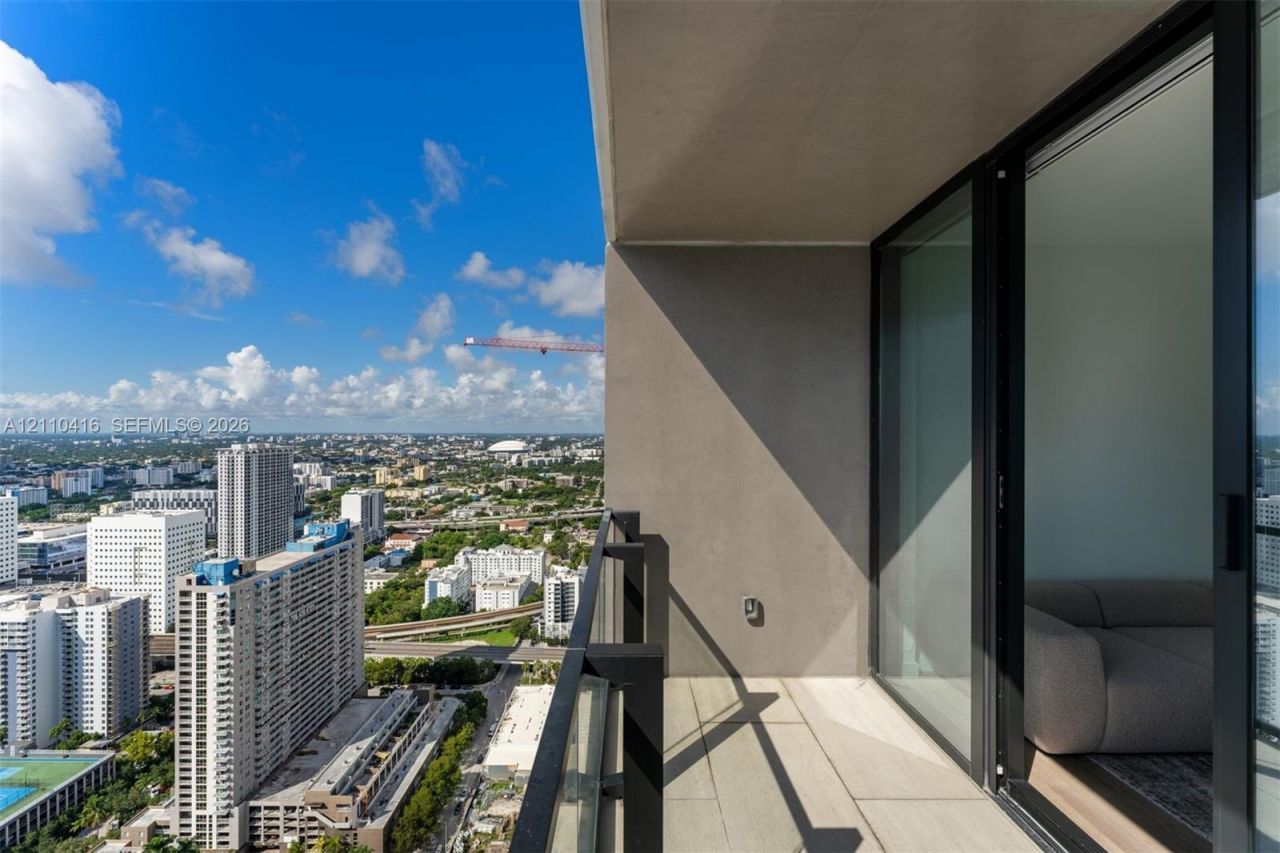 20 NE 11 , Unit 4208, Miami, FL 33132 Photo