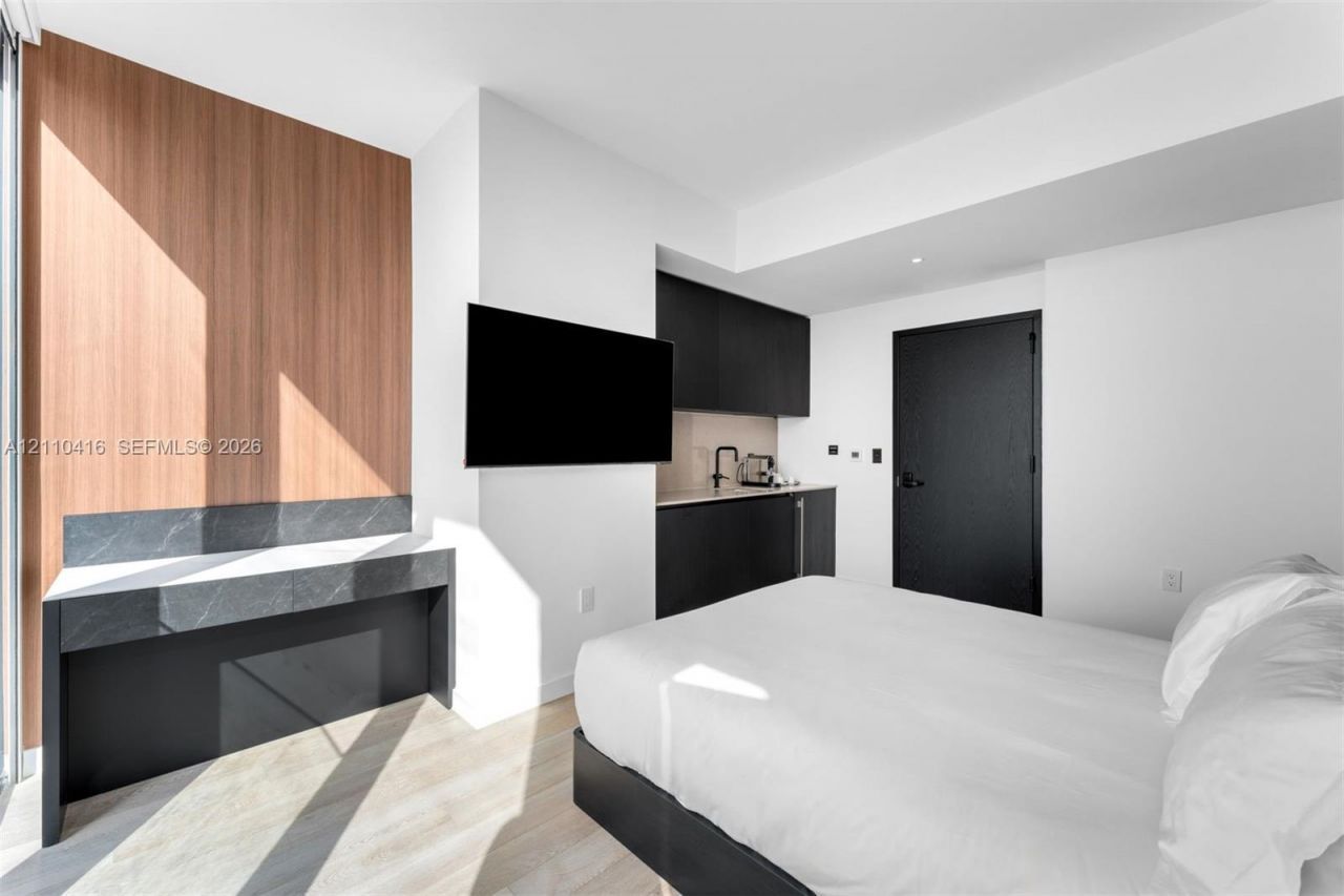 20 NE 11 , Unit 4208, Miami, FL 33132 Photo