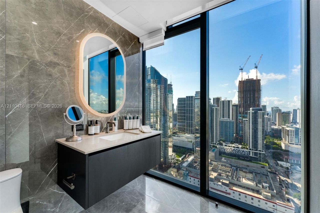 20 NE 11 , Unit 4208, Miami, FL 33132 Photo