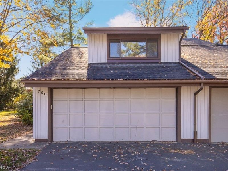 700 Tinkers Lane, Sagamore Hills, OH 44067 Photo 2