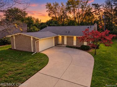 30250 Pleasant Trail, Southfield, Mi 48076