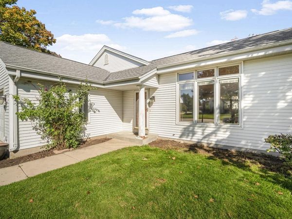747 Laureate DRIVE, Pewaukee, WI 53072