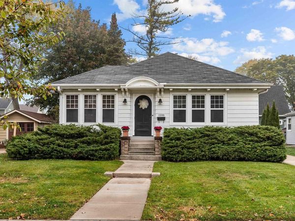 1208 W NEW YORK AVENUE, Oshkosh, WI 54901