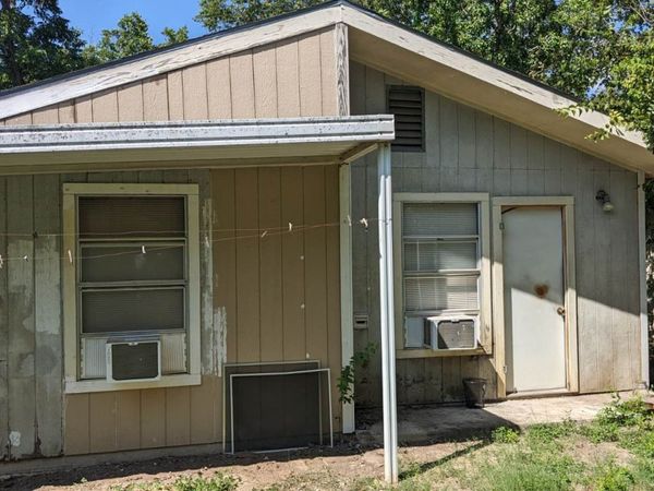 124 W SCHREINER ST, Kerrville, TX 78028