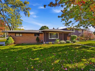 8639 Clinton River Road , Sterling Heights, Mi 48314