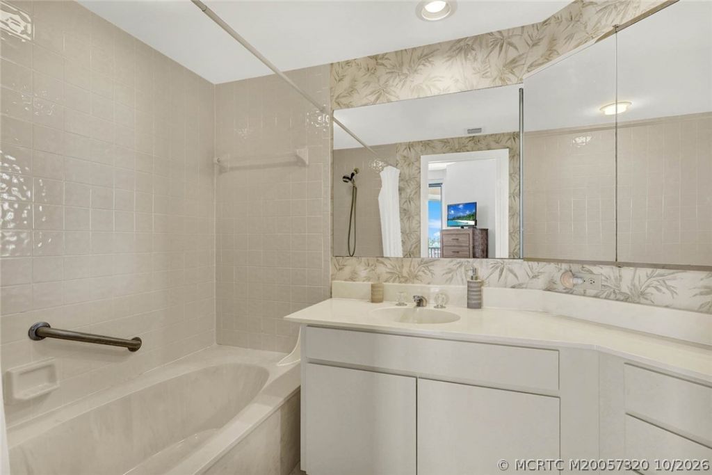 221 NE Plantation Road , Unit 403, Stuart, FL 34996 Photo