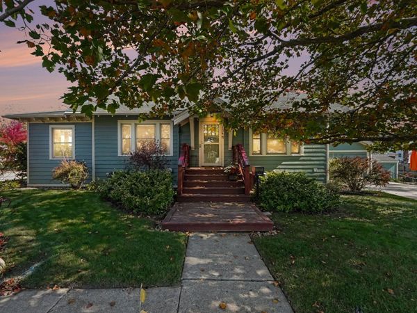 136 N Hagadorn, South Lyon, MI 48178