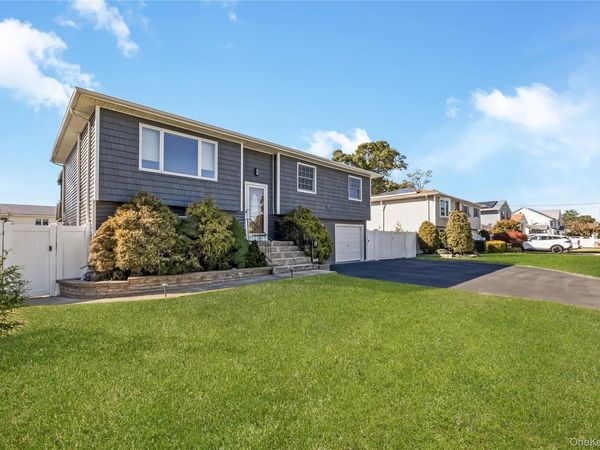 655 Molloy Street , Copiague, NY 11726
