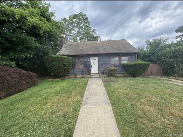 39 Lessing Place , Freeport, NY 11520