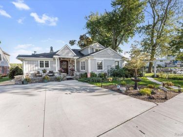 29495 E River Road, Grosse Ile Township, Mi 48138