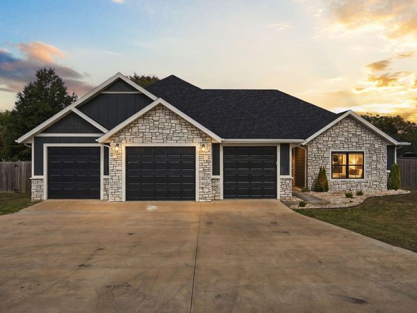 1521 W Jones Street , Bolivar, MO 65613