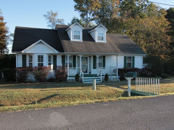 935 Holiday Haven Rd, Smithville, TN 37166