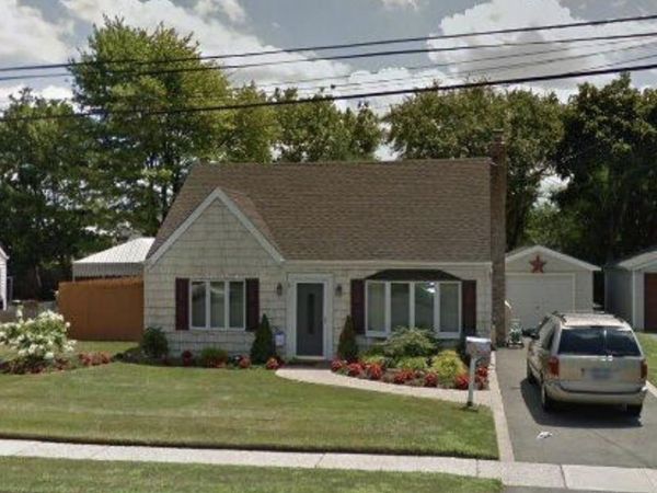 89 Birch Avenue E, Farmingdale, NY 11735