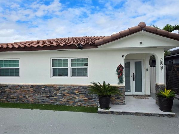 2591 W 70th St , Hialeah, FL 33016