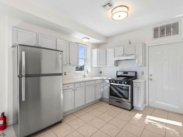 613 Ridge Rd, Unit 2R, Lyndhurst, NJ 07071