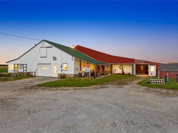 1921 210 Street , Manchester, IA 52057