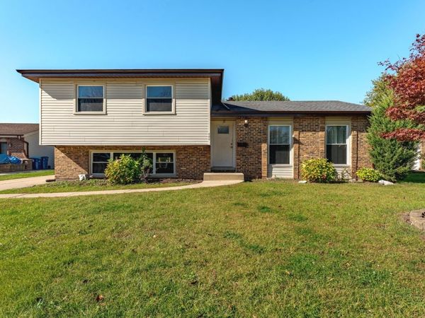 100 S Mill Meadow Lane , Addison, IL 60101