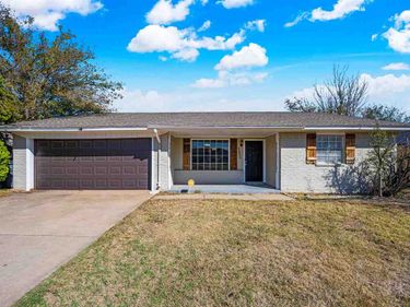 6825 SW Fenwick Ave, Lawton, OK 73505