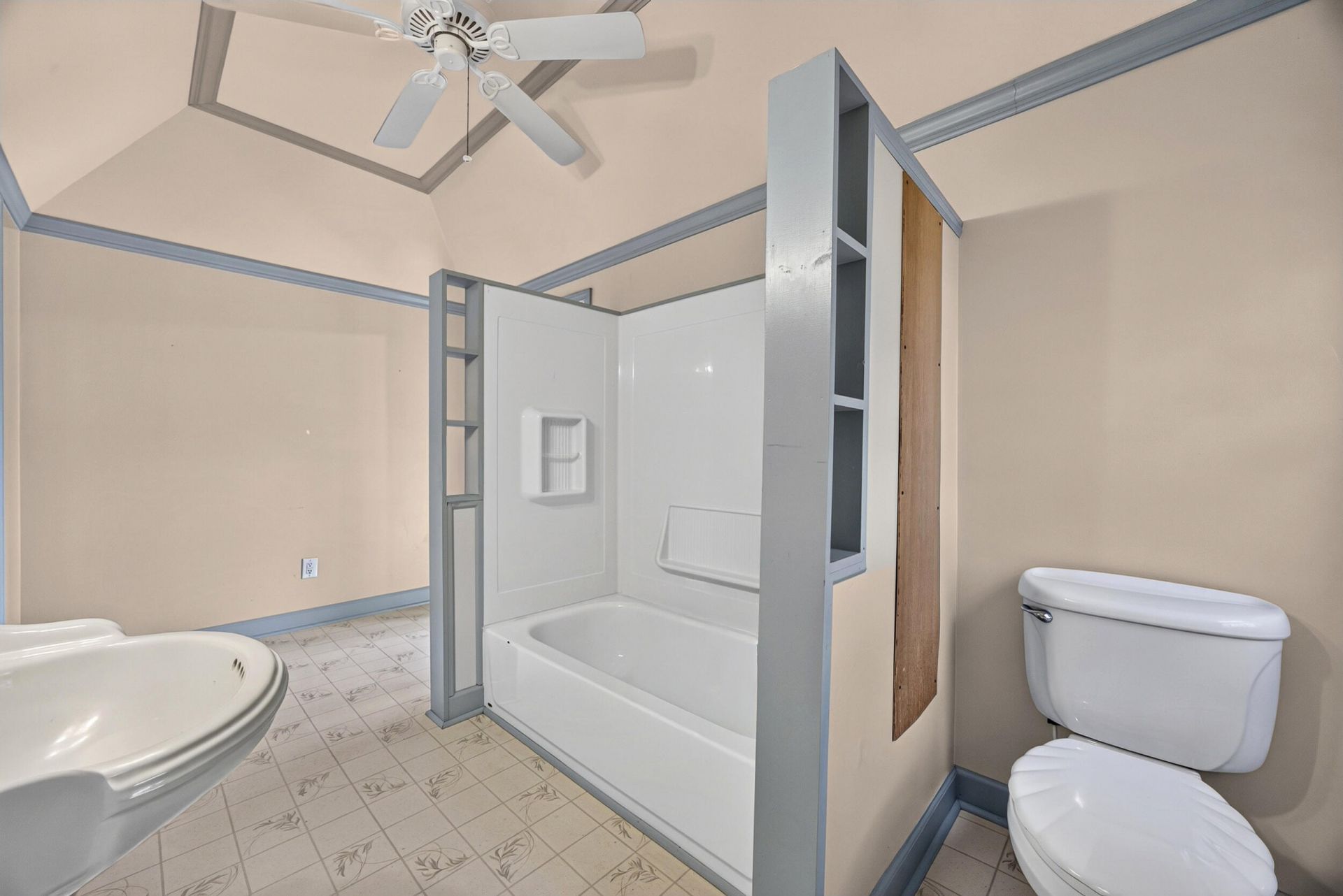 137 Railroad Avenue Photo 10