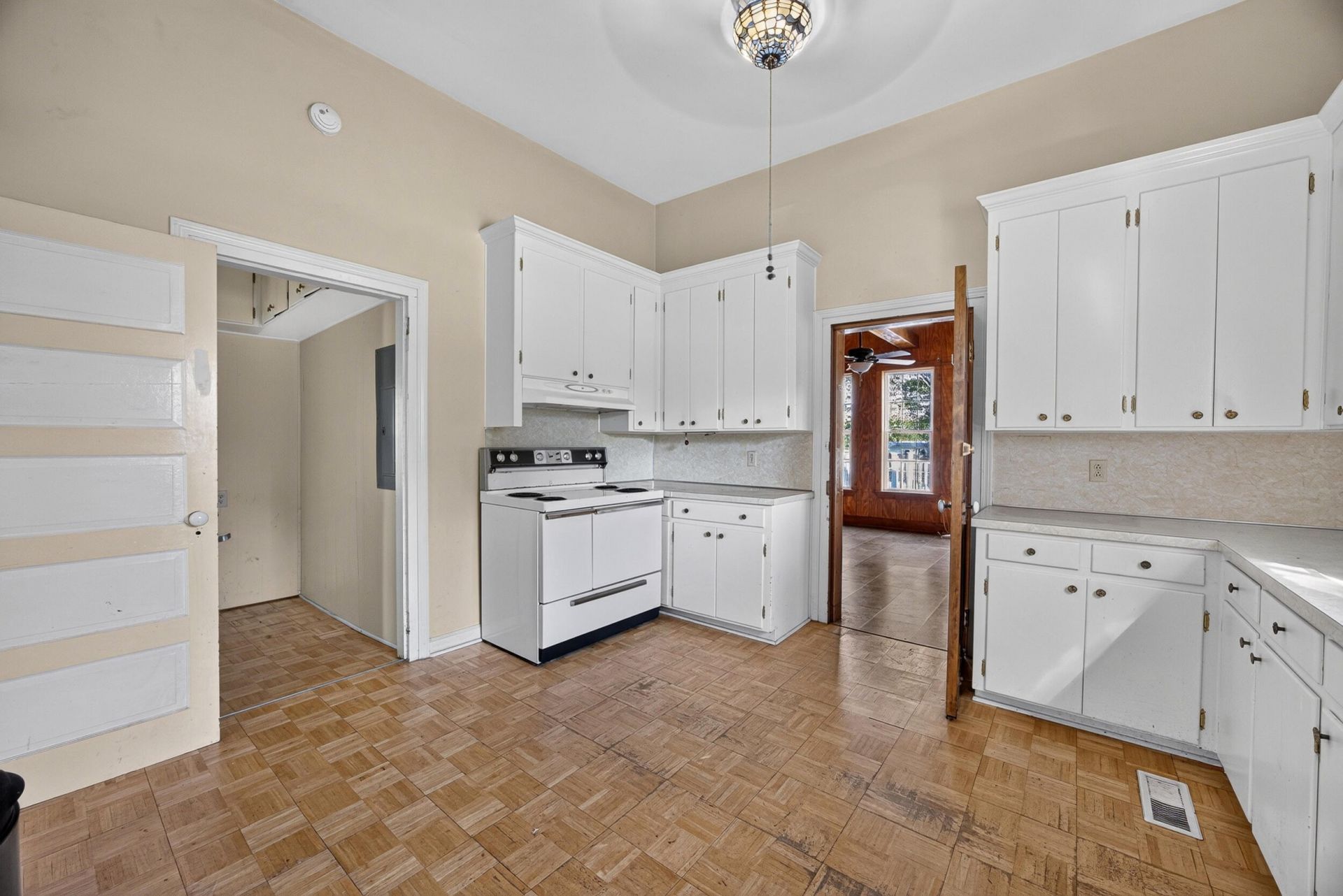 137 Railroad Avenue Photo 14