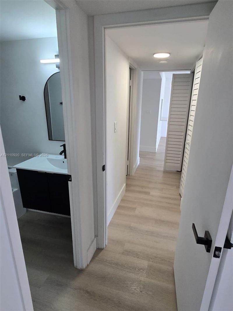 486 NW 165th St Rd , Unit B-305, Miami, FL 33169 Photo