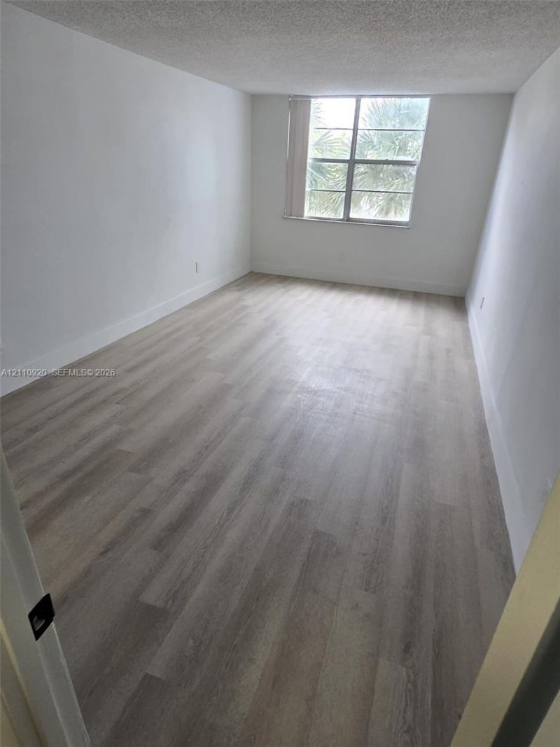 486 NW 165th St Rd , Unit B-305, Miami, FL 33169 Photo