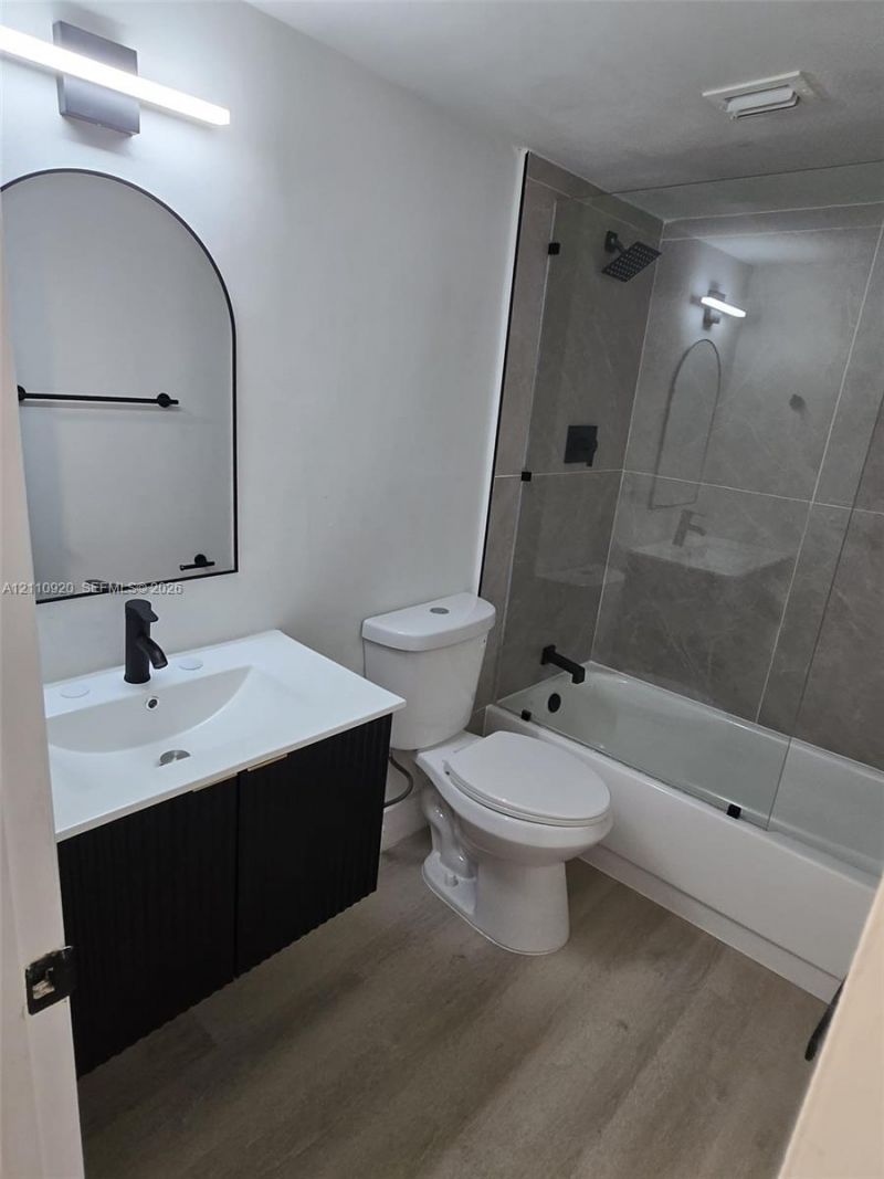 486 NW 165th St Rd , Unit B-305, Miami, FL 33169 Photo