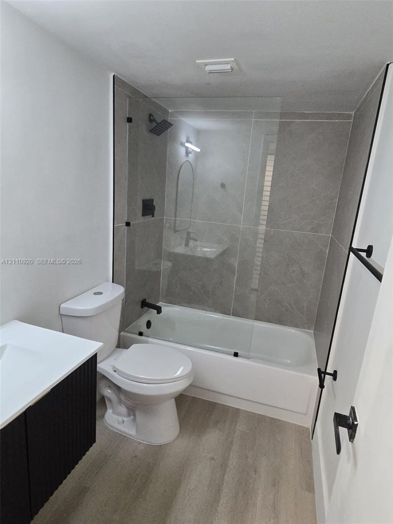 486 NW 165th St Rd , Unit B-305, Miami, FL 33169 Photo