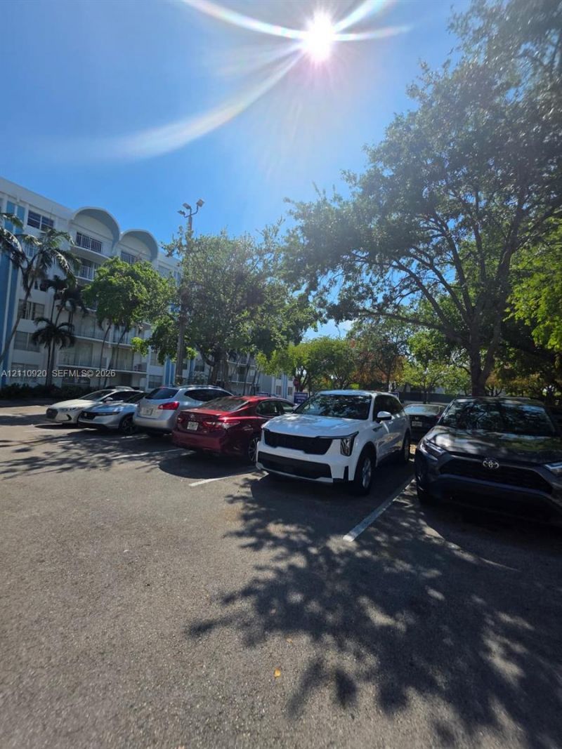 486 NW 165th St Rd , Unit B-305, Miami, FL 33169 Photo