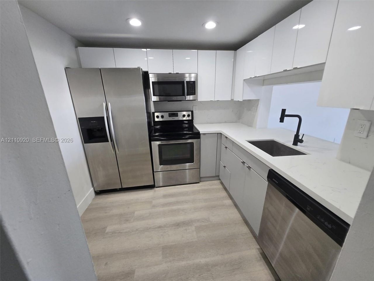 486 NW 165th St Rd , Unit B-305, Miami, FL 33169 Photo