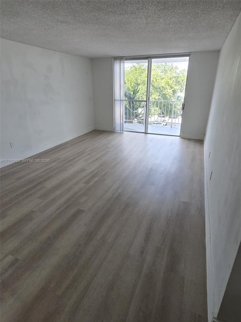 486 NW 165th St Rd , Unit B-305, Miami, FL 33169 Photo