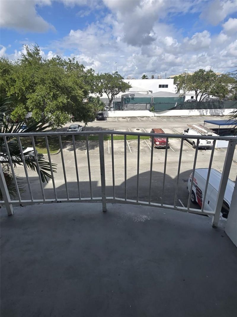 486 NW 165th St Rd , Unit B-305, Miami, FL 33169 Photo