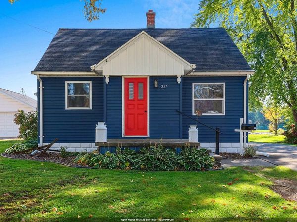 221 DARBOY ROAD, Combined Locks, WI 54113