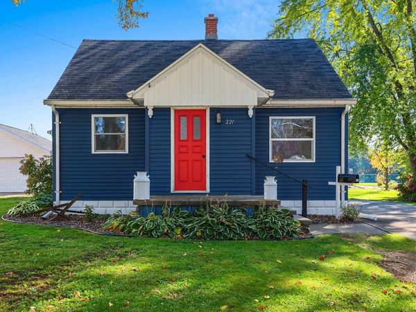 221 DARBOY ROAD, Combined Locks, WI 54113