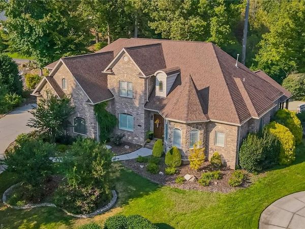 122 Salem Village Court , Clemmons, NC 27012