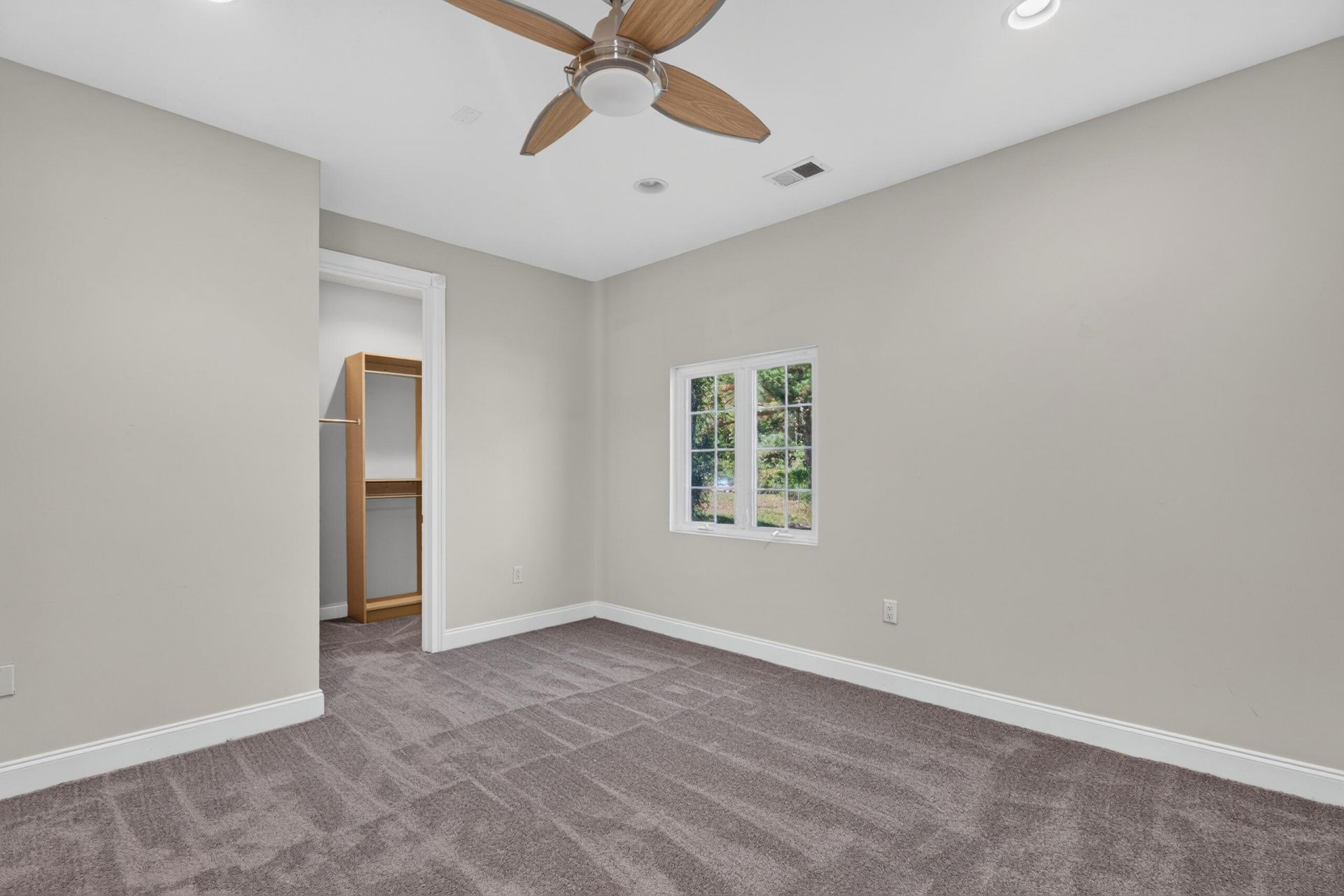 208 Ambassador Avenue Photo 27