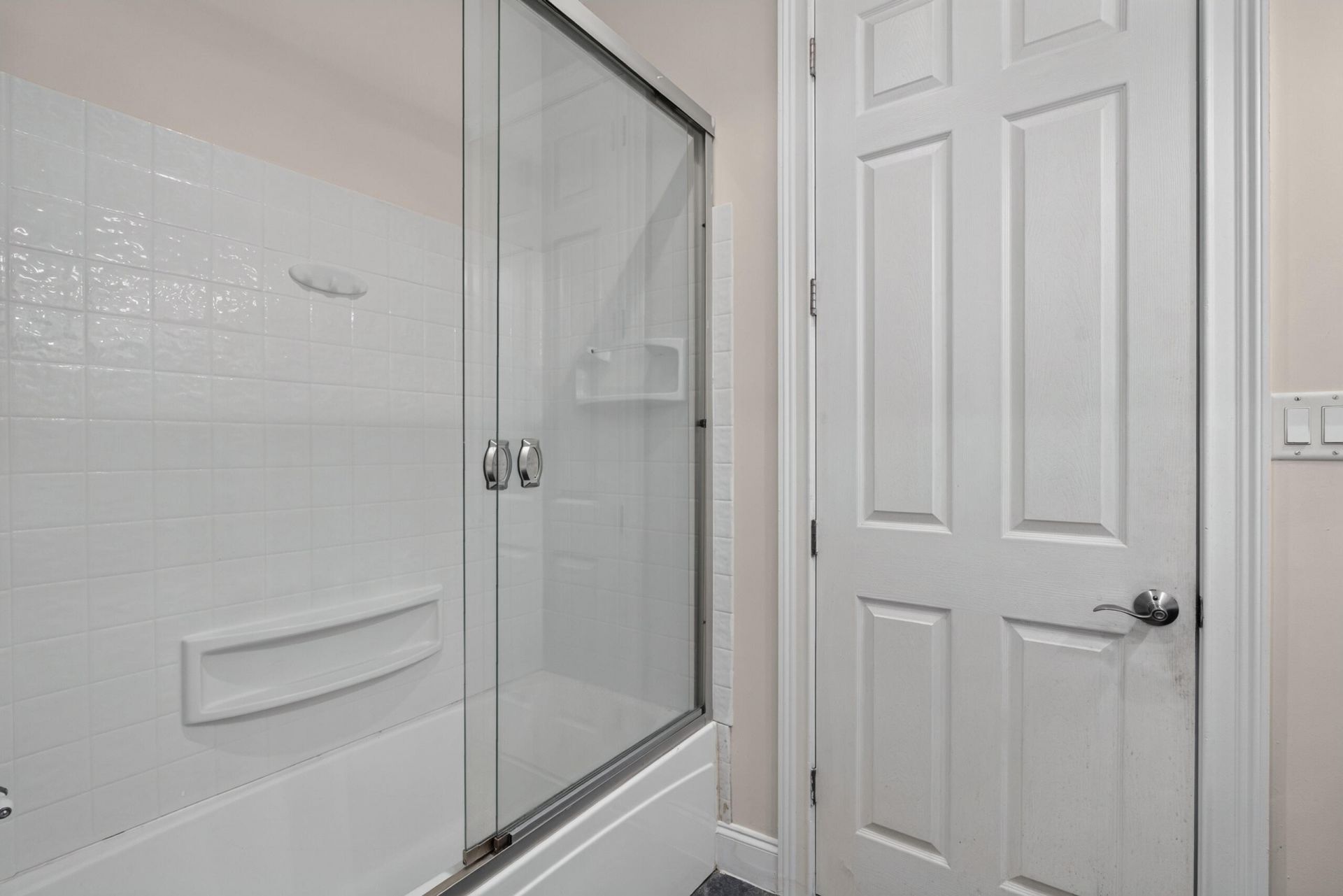 208 Ambassador Avenue Photo 28