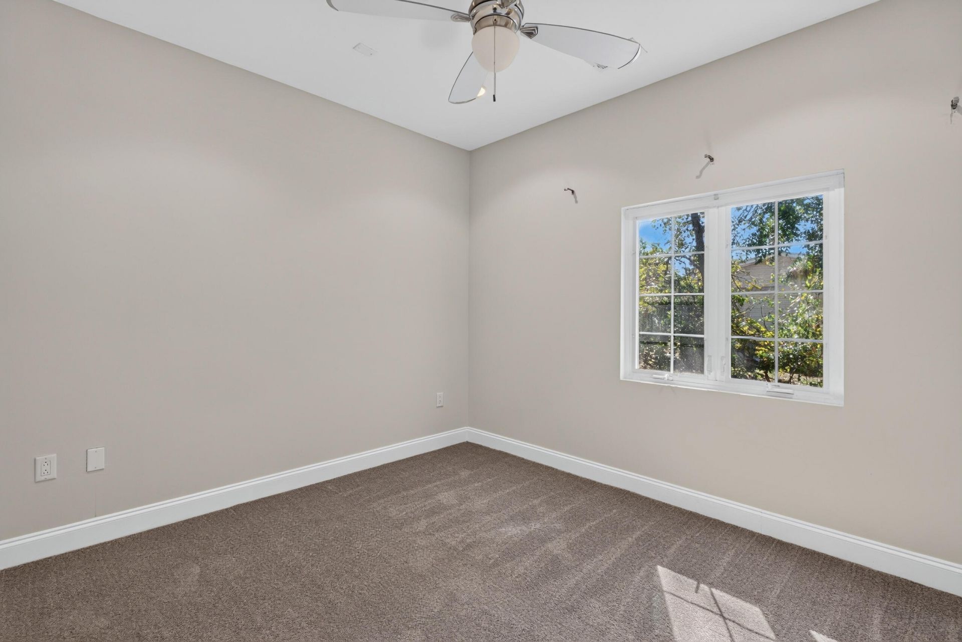 208 Ambassador Avenue Photo 31