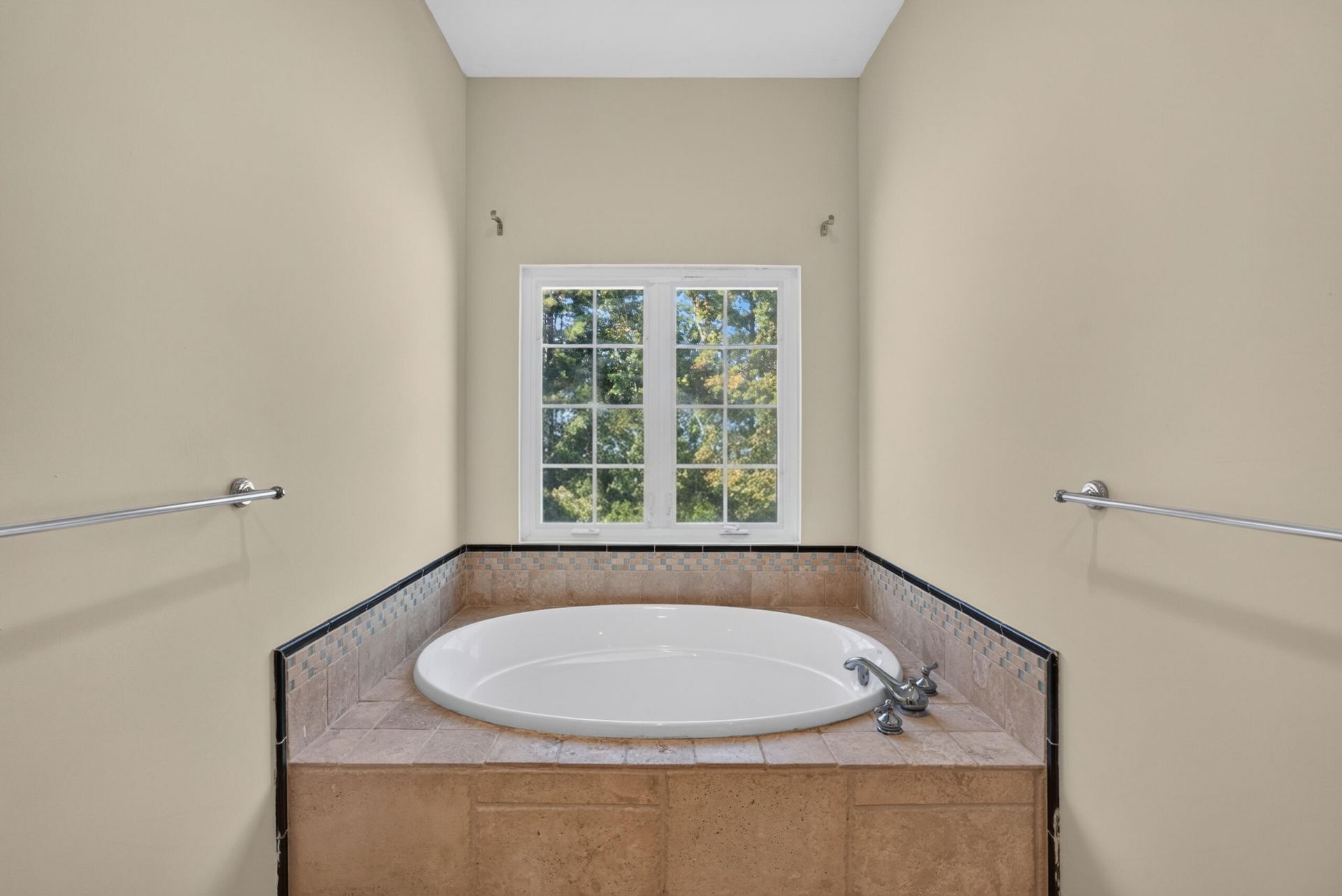 208 Ambassador Avenue Photo 44