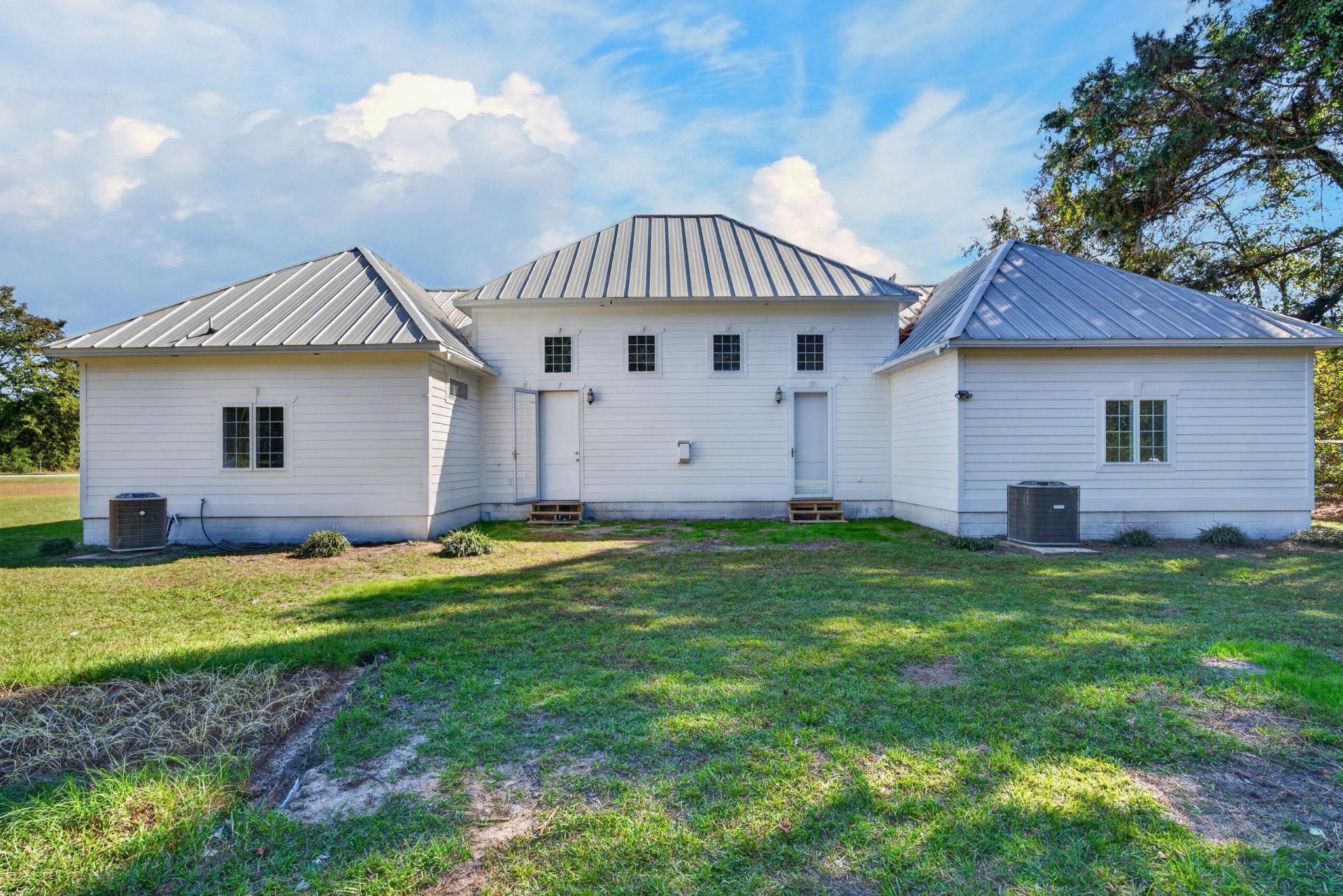 208 Ambassador Avenue Photo 56