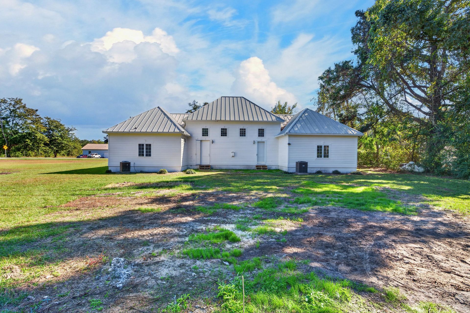 208 Ambassador Avenue Photo 57