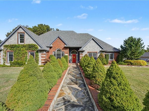57 Stonehenge Drive, Bentonville, AR 72712