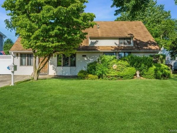 15 Bunker Lane , Hicksville, NY 11801