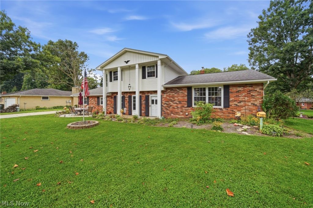 831 Oakcrest Lane Ne, Massillon, OH 44646 Main Photo