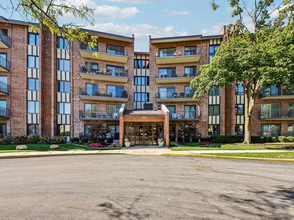 701 Lake Hinsdale Drive , Unit 201, Willowbrook, IL 60527